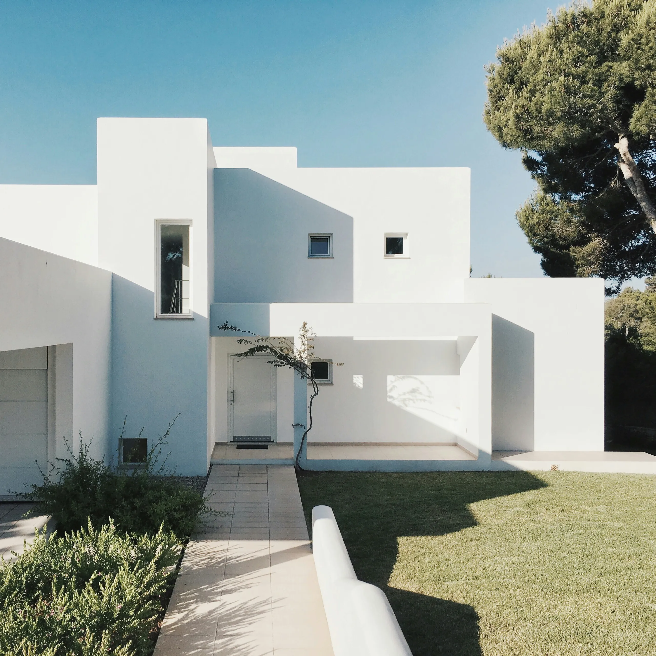 Casa unifamiliar — fachada burdeos